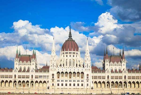 Parlamento-hungaro-en-Budapest-de-dia